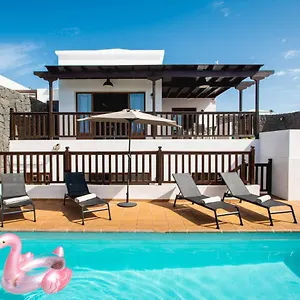 Stylish 6 Bedroom Princesa - Hot Tub - Heated Pool - Near & Waterparks Playa Blanca (Lanzarote)